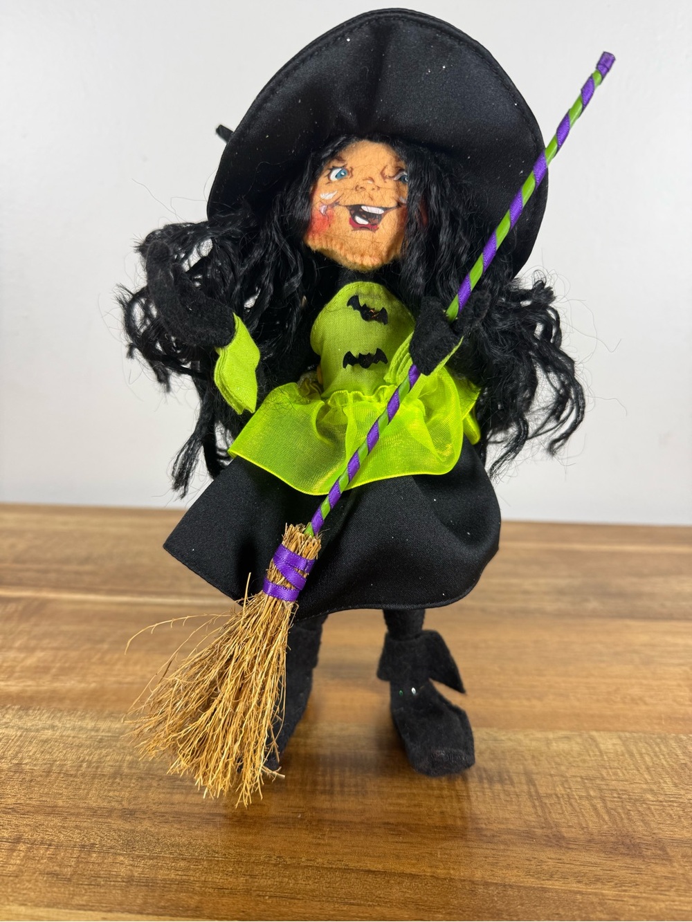 Annalee 2009 Halloween Witch with Green Apron 10"